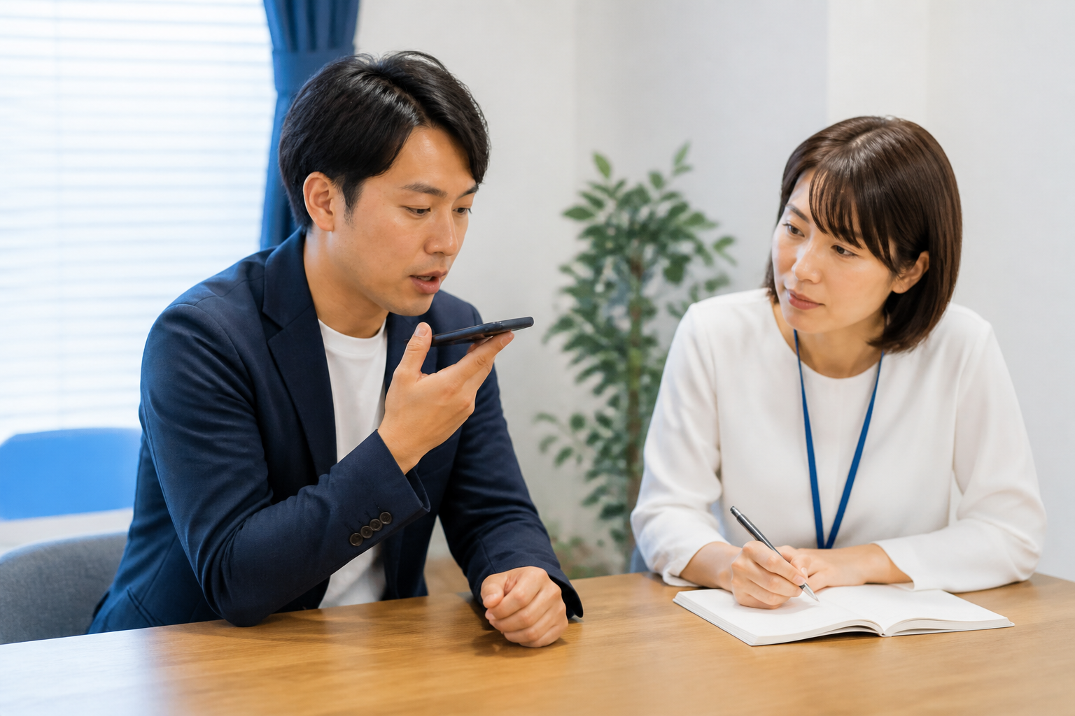 地方議員が活動後にスマートフォンへ音声メモを残す様子