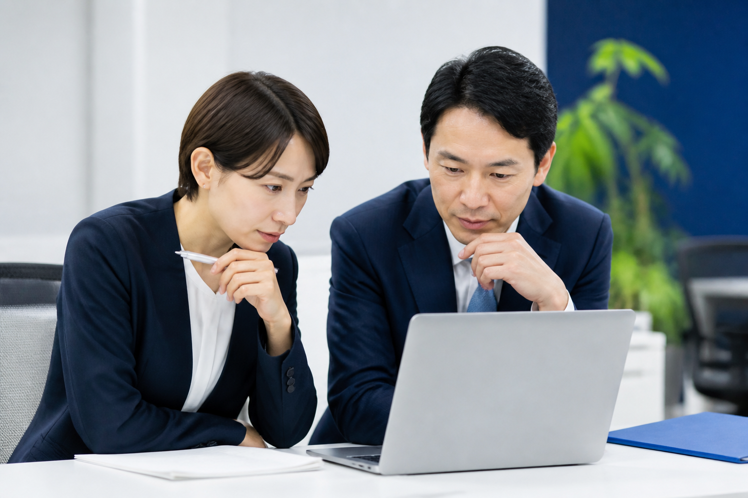 地方議員とスタッフがAIで作成した下書きを確認する様子
