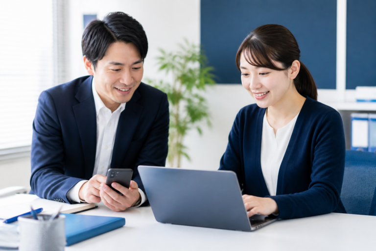 地方議員と事務所スタッフが選挙期間外のSNS発信を準備する様子
