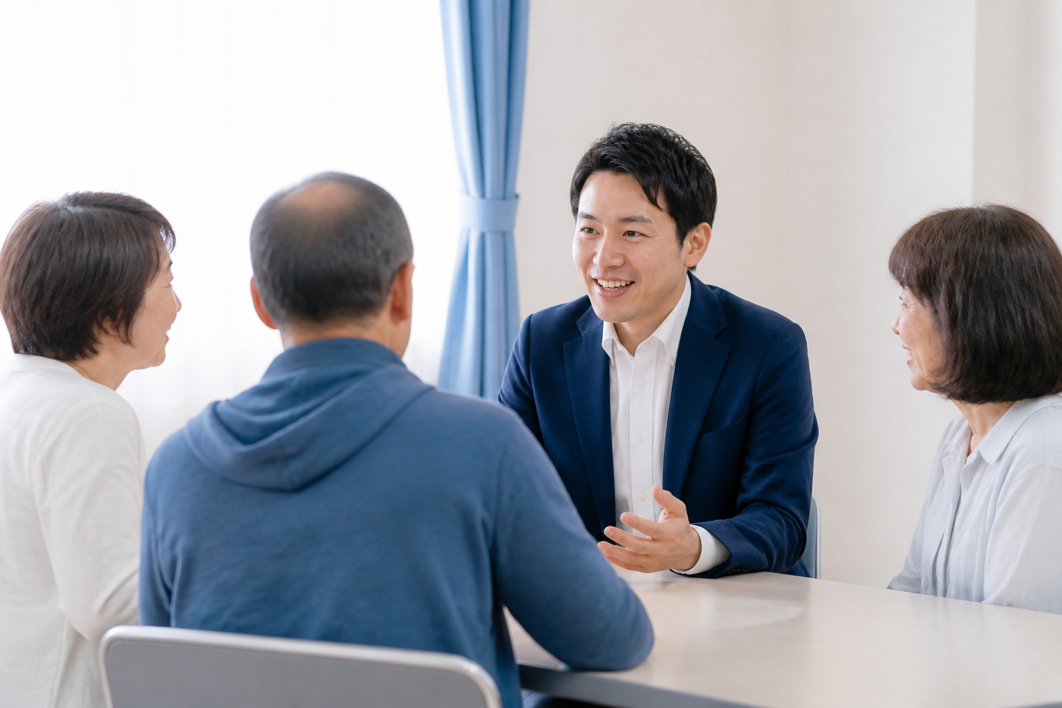 地方議員が地域住民との対話を通じて接点を築く様子