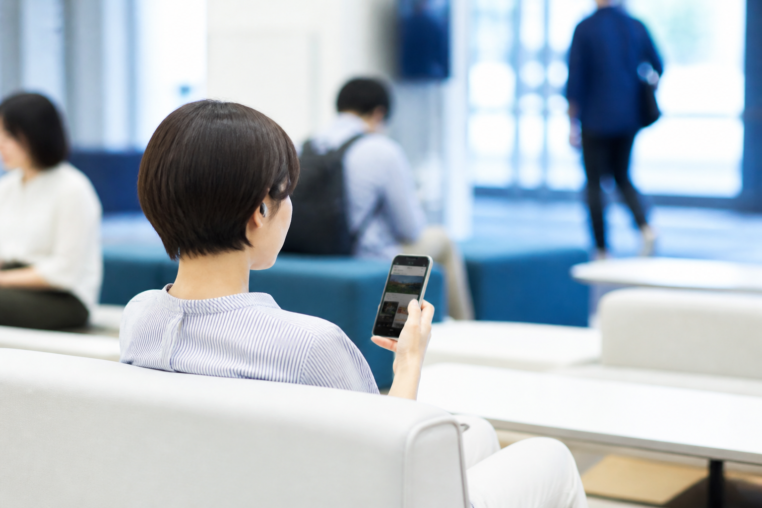 公共スペースで政治活動のSNS動画を無音視聴する地域住民
