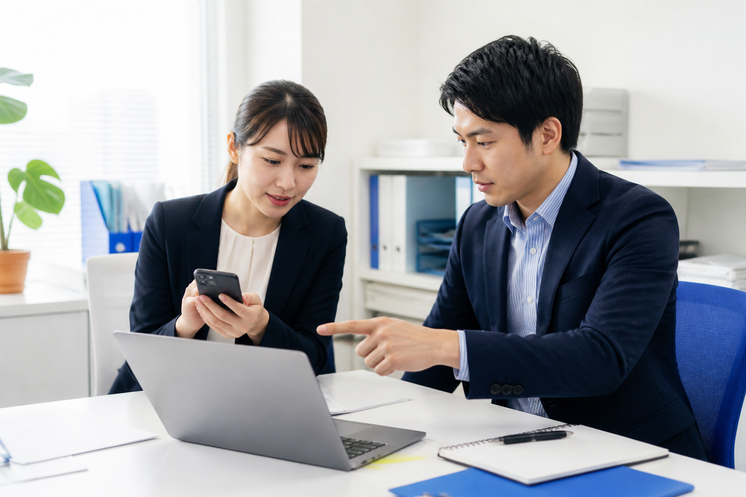 SNS動画のテロップを公開前に確認する議員事務所の担当者