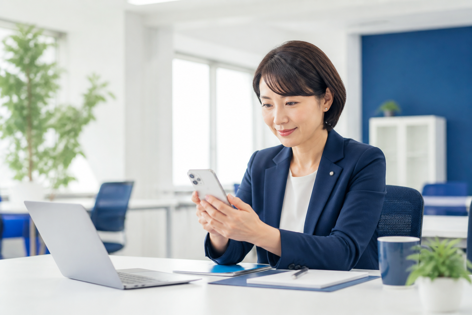 市議会議員が一つの要点に絞ったSNS投稿を確認している様子