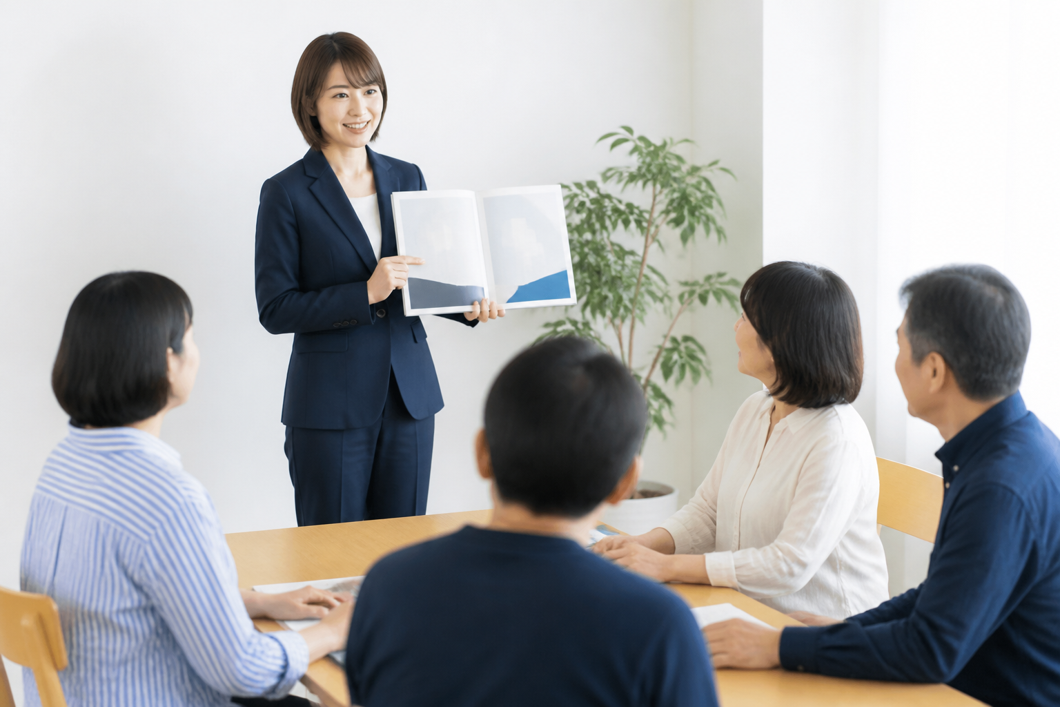 市議会議員が住民に地域課題を分かりやすい言葉で説明している様子