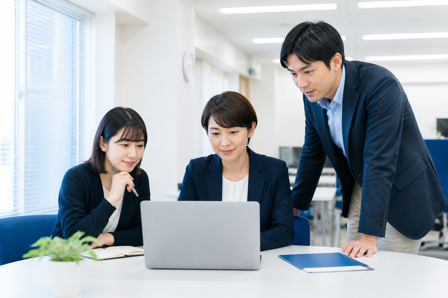 市議会議員とスタッフがSNS投稿後の反応を確認して振り返る様子