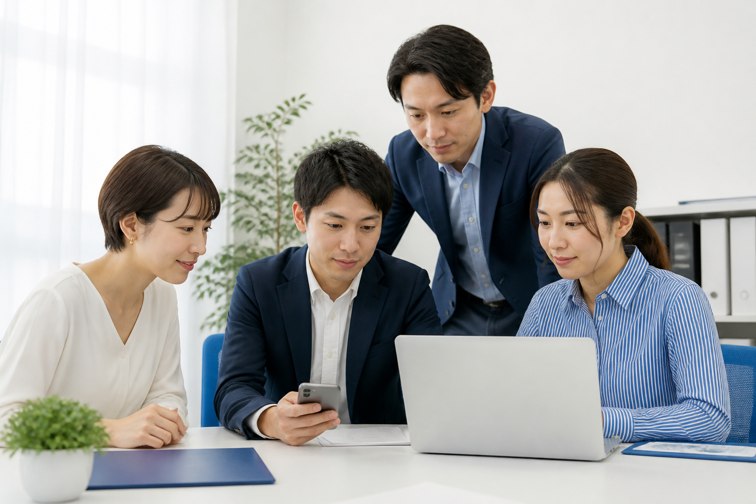 議会動画の公開前に内容とスマートフォンでの見え方を複数人で点検する様子
