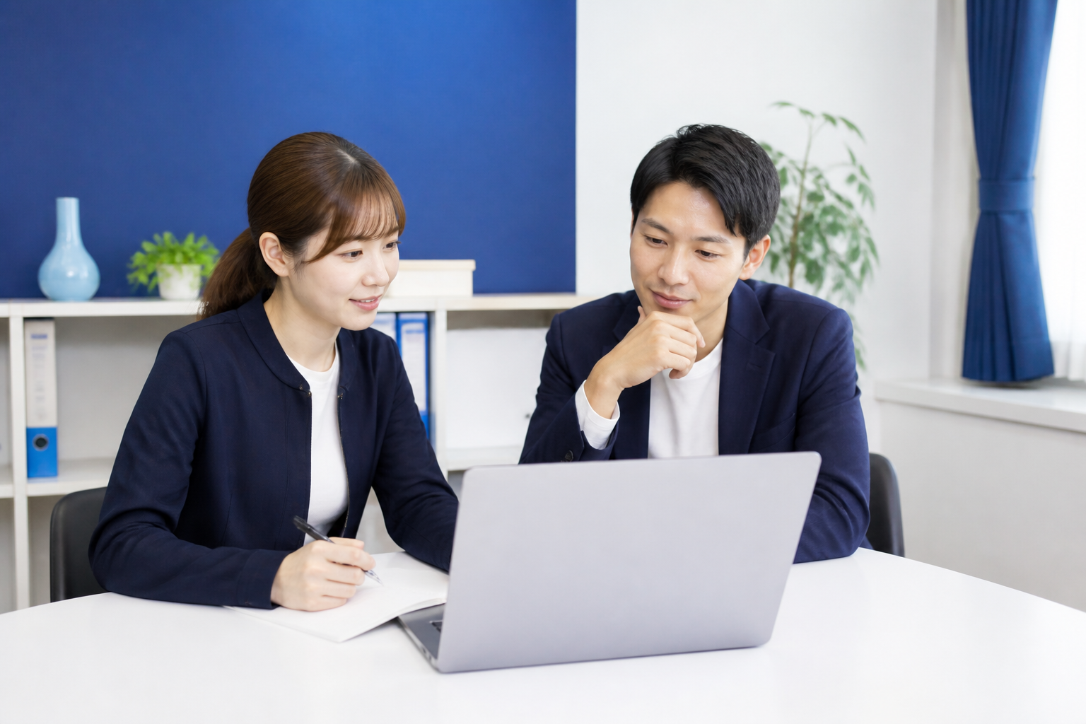 街頭演説動画の対象とテーマを事務所で検討するスタッフ