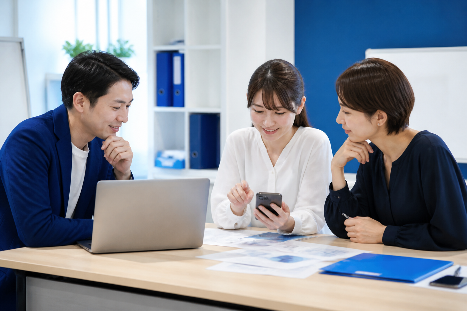 SNS動画の反応を確認して次回の撮影と編集を話し合うスタッフ