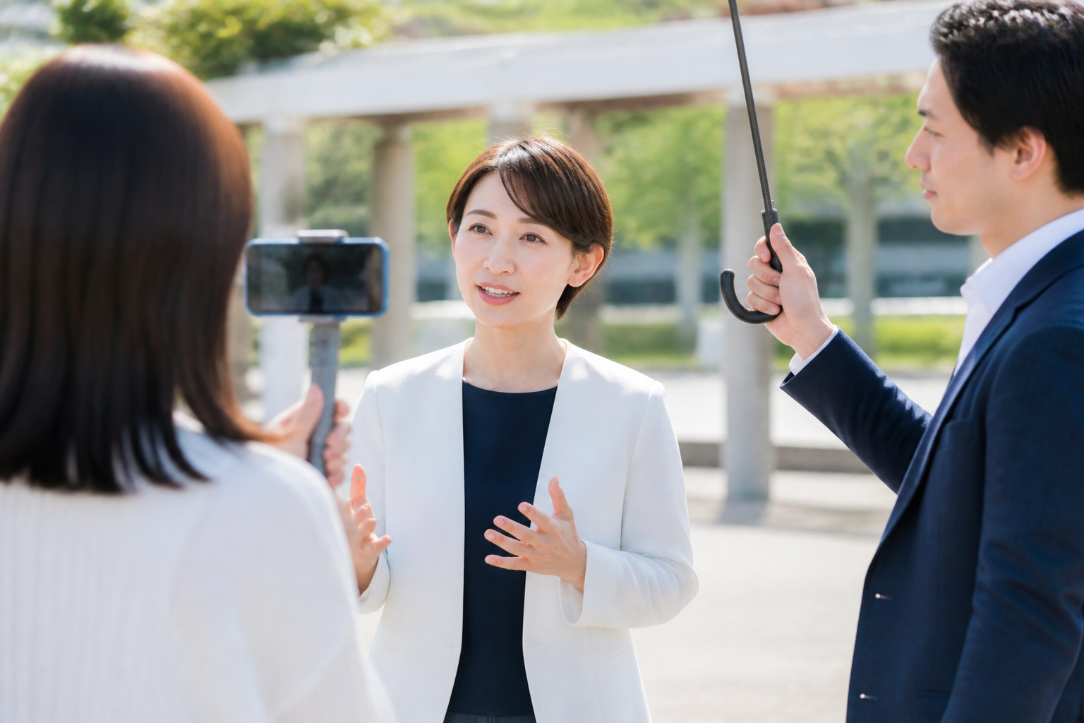 地域広場で短い紹介動画を撮影する候補者とスタッフ