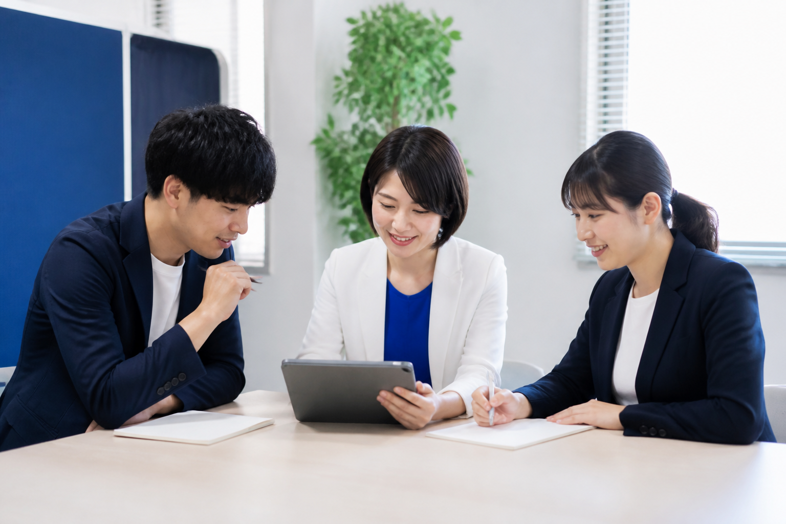 事務所で短編動画の構成を確認する候補者とスタッフ