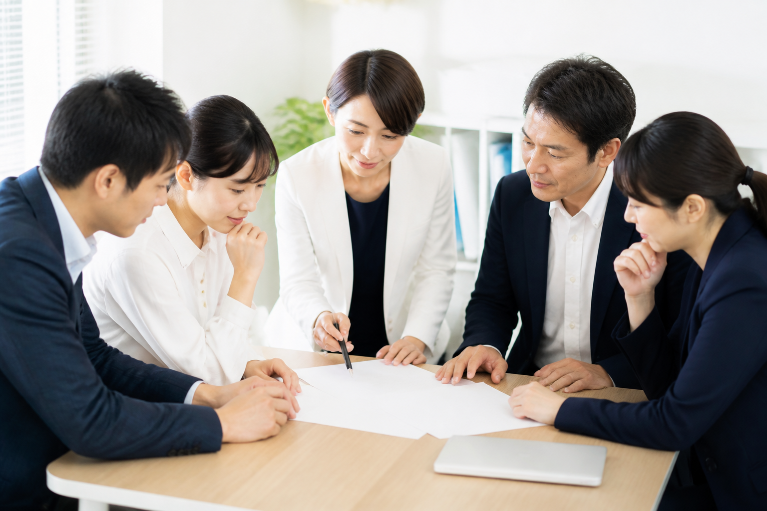 SNS投稿の確認手順と運用体制を相談する候補者とスタッフ
