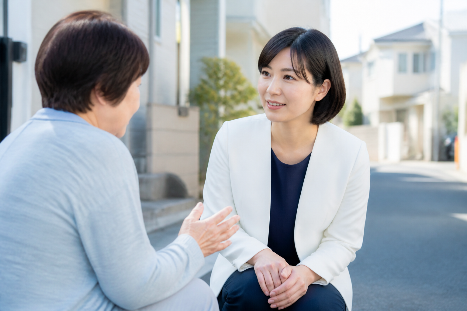 候補者が地域住民から生活上の困りごとを聞いている様子
