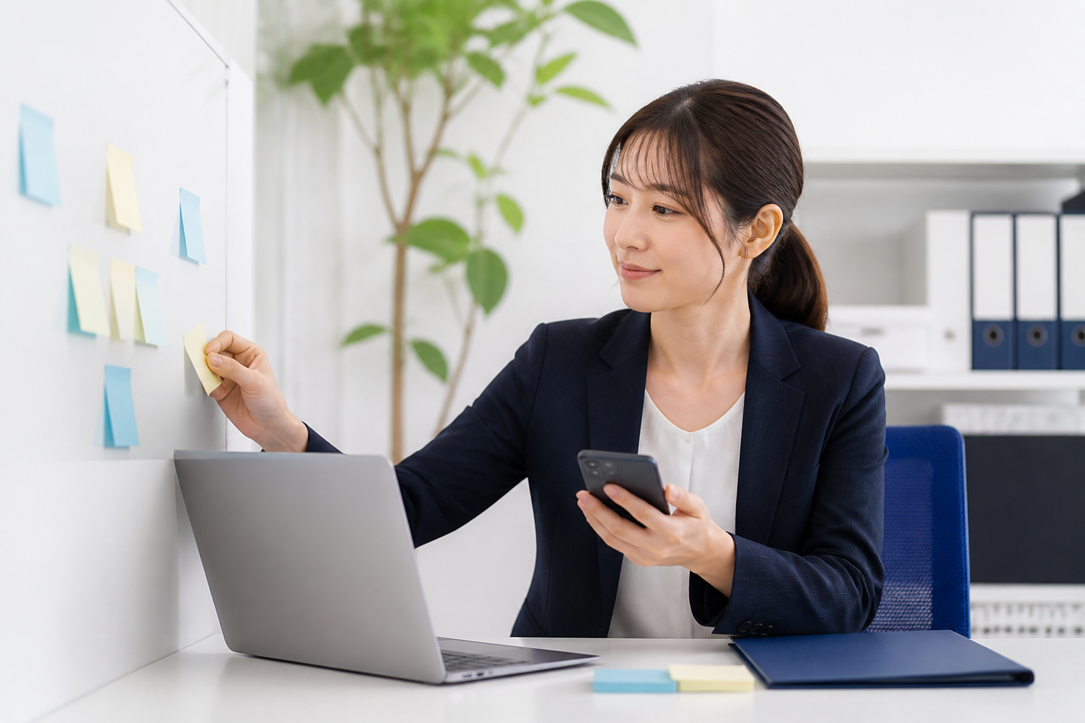 広報担当者がSNS投稿の論点を整理している様子