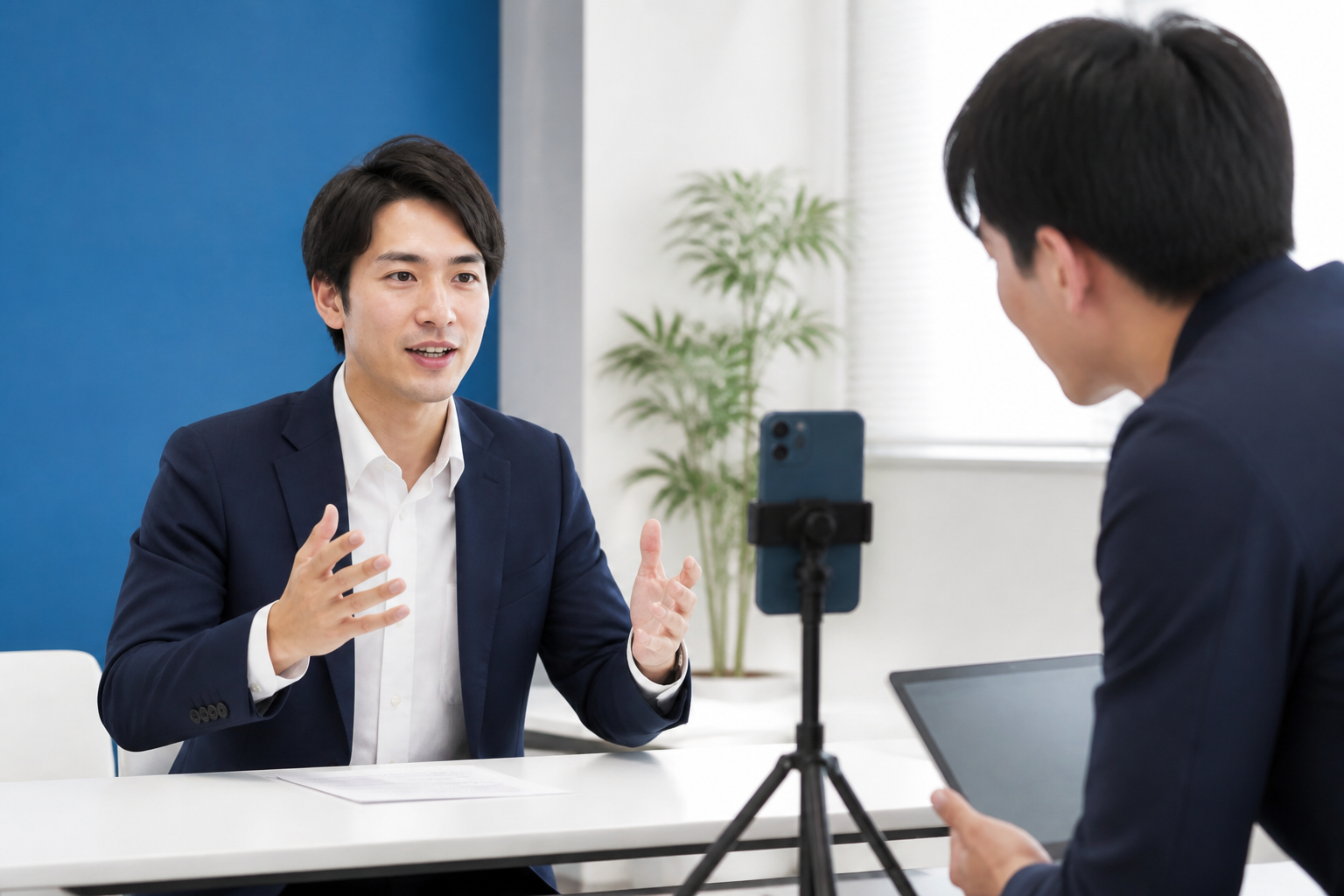 候補者がスタッフと短い政策説明動画を撮影している様子