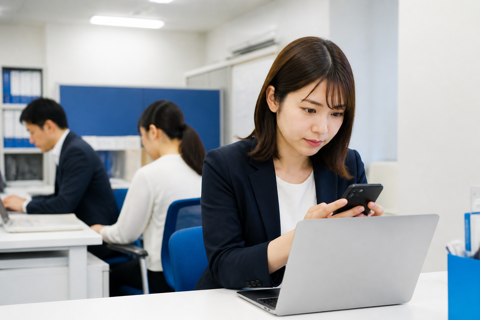 SNSのコメントや共有内容を冷静に確認する事務所スタッフ