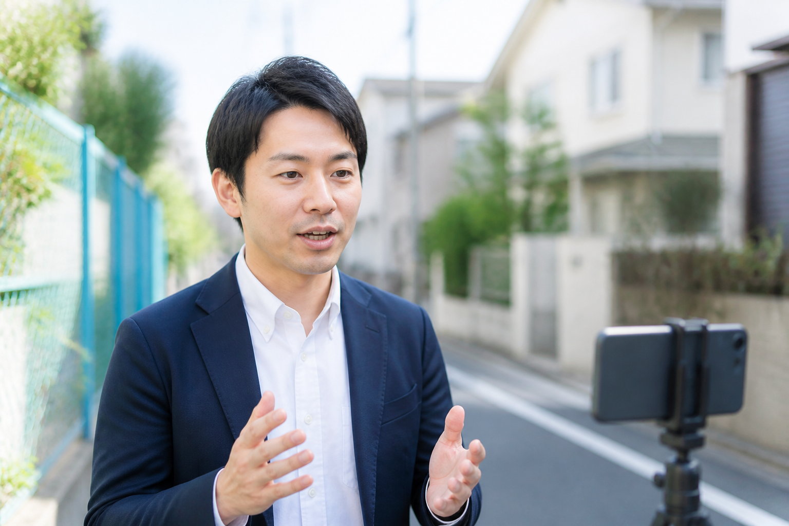 地域の中で取り組む理由をショート動画に向けて話す政治活動者