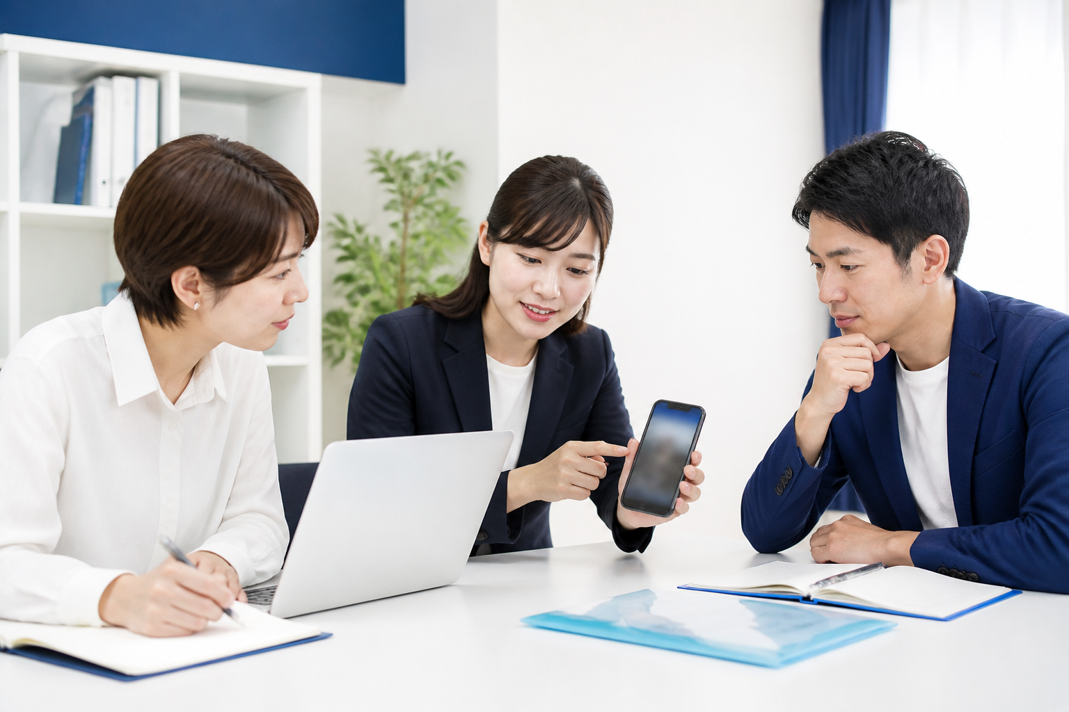 ショート動画を見た住民からの反応への対応を相談する広報チーム