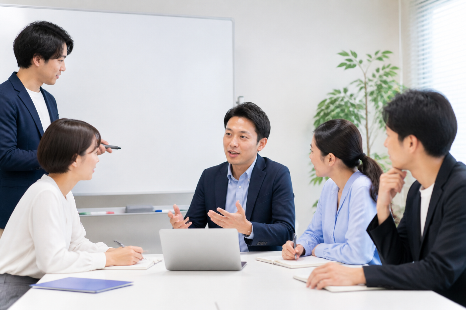 SNSの発信目的と媒体ごとの役割を話し合う議員事務所のスタッフ