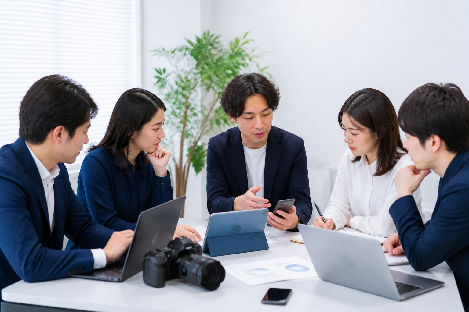 SNS運用の作業を分けて担当を決める議員事務所のチーム