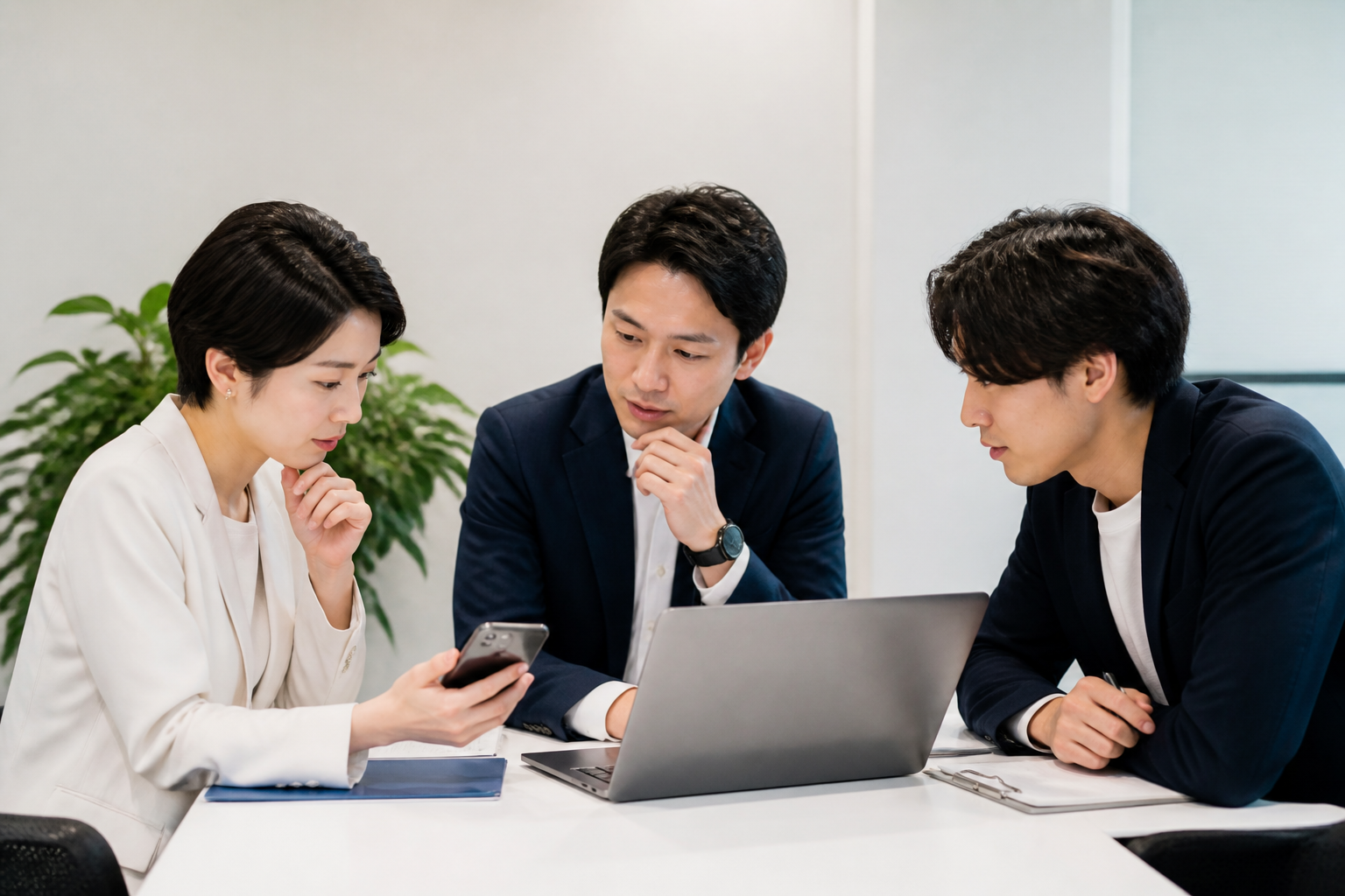 SNSのコメント対応について責任者と相談する事務所スタッフ