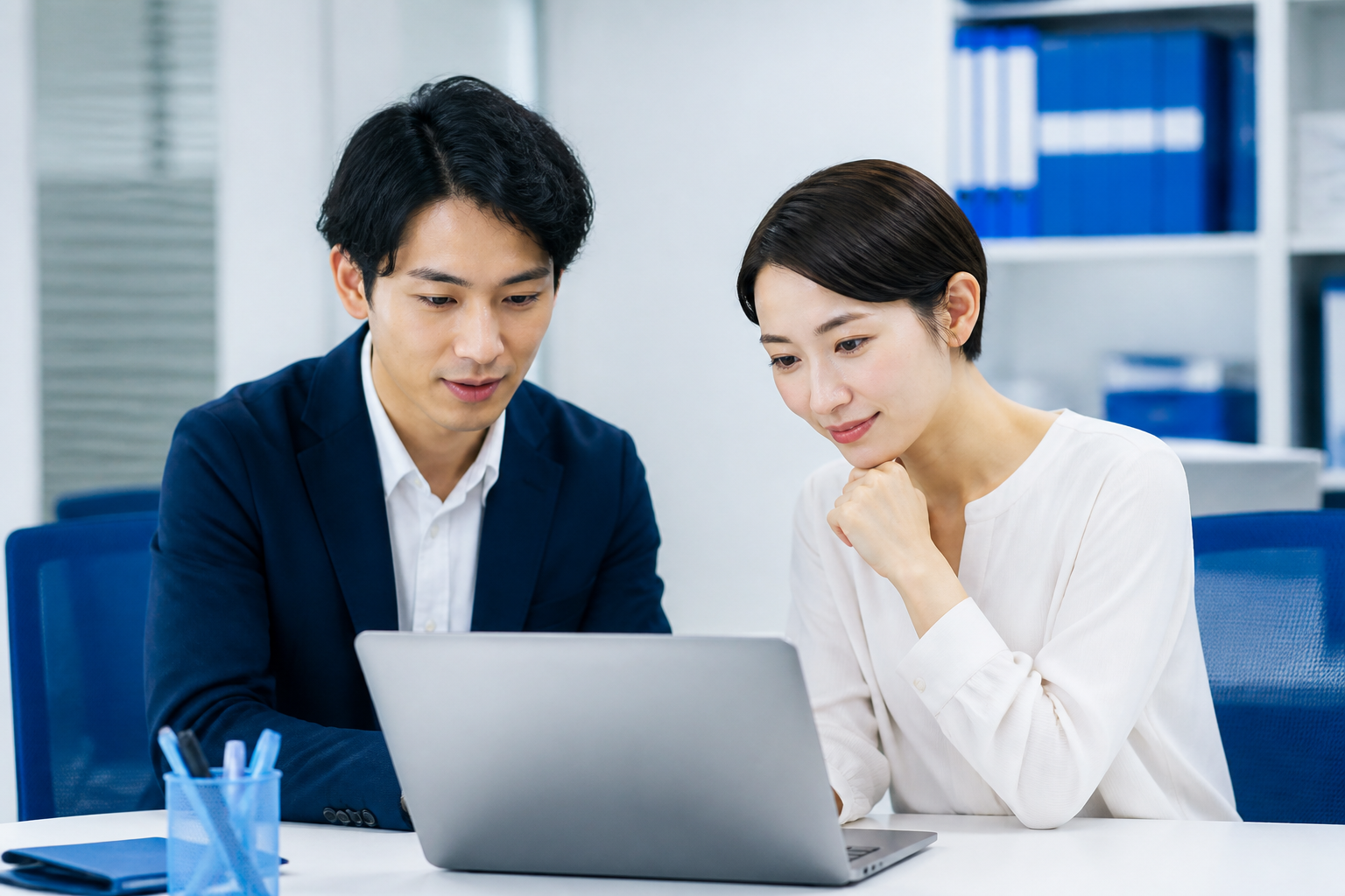 SNS動画の冒頭構成を相談する広報スタッフ