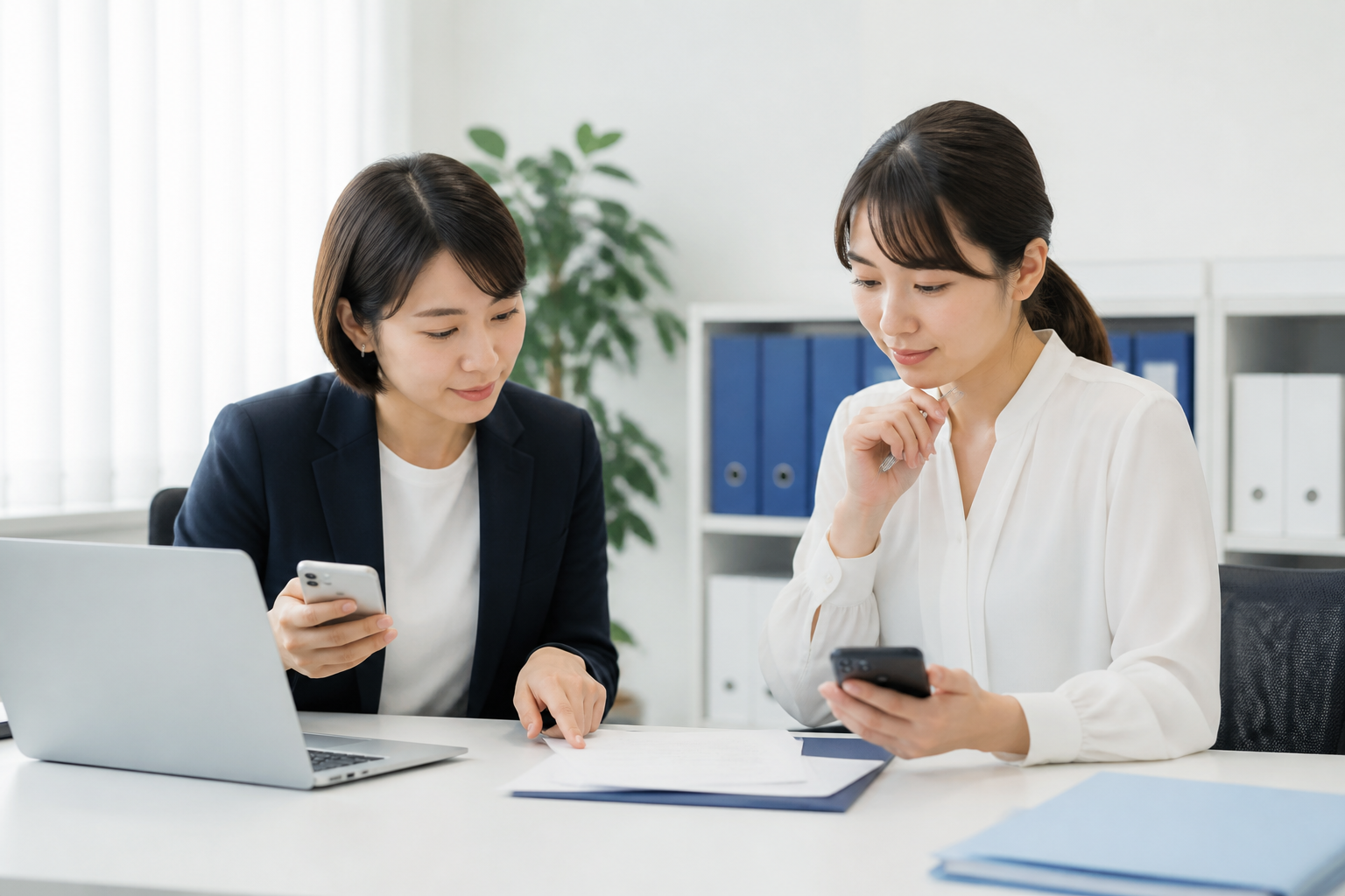 地方議員事務所でSNS投稿の内容と公開前項目を確認する広報担当者