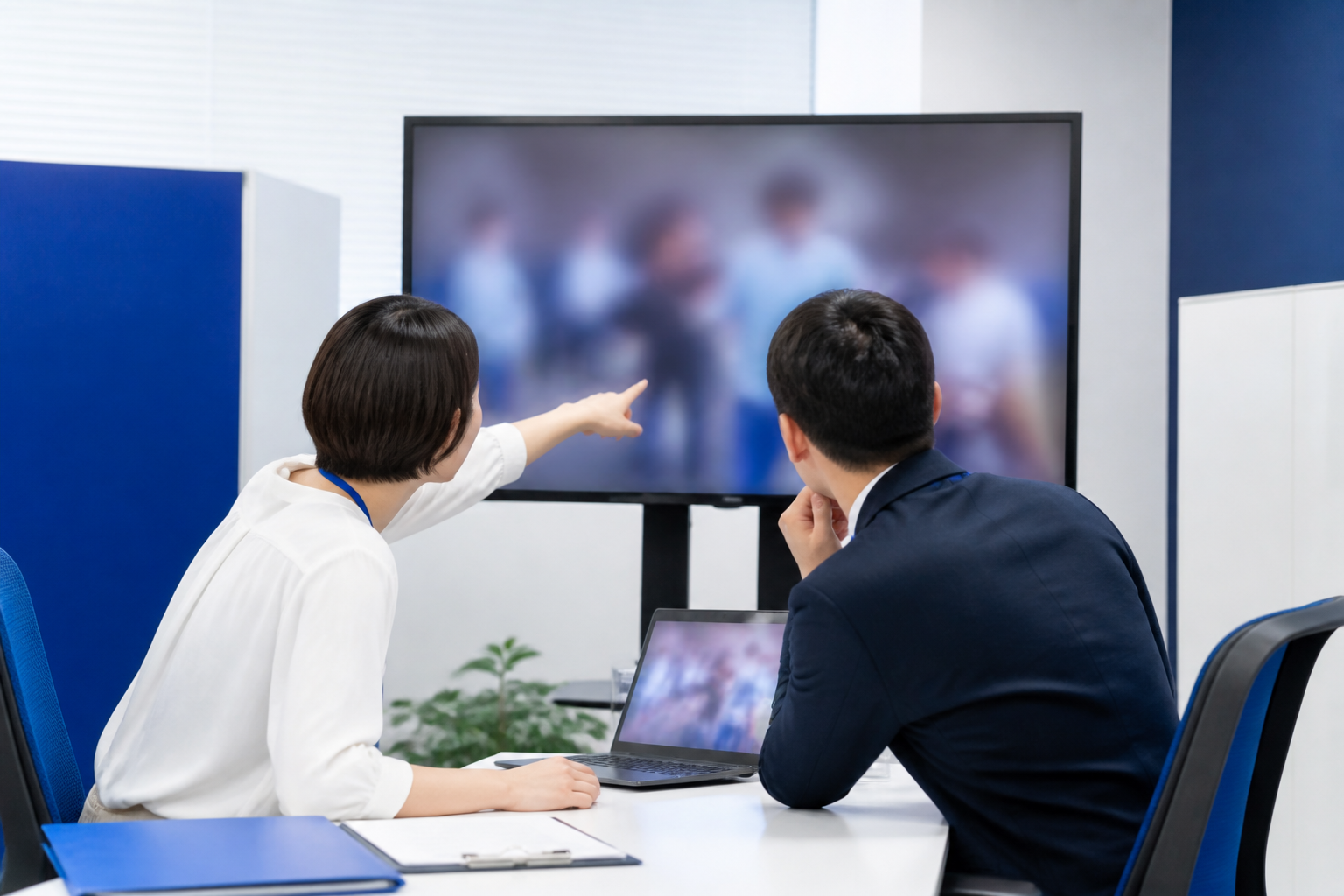 活動写真に写り込んだ人物や個人情報を確認する広報担当者