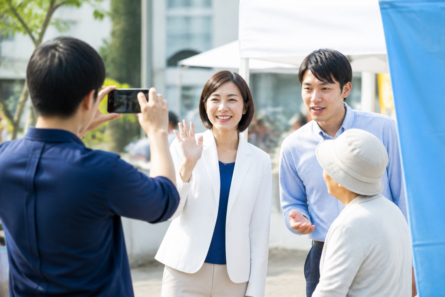 SNSで見やすい明るさと構図を意識して選挙活動を撮影するスタッフ