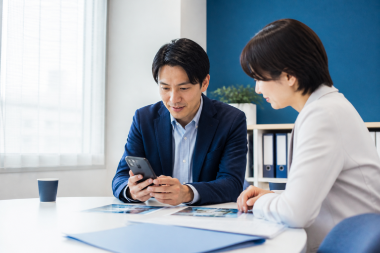 地方議員事務所でInstagramの地域活動投稿について打ち合わせる政治活動関係者