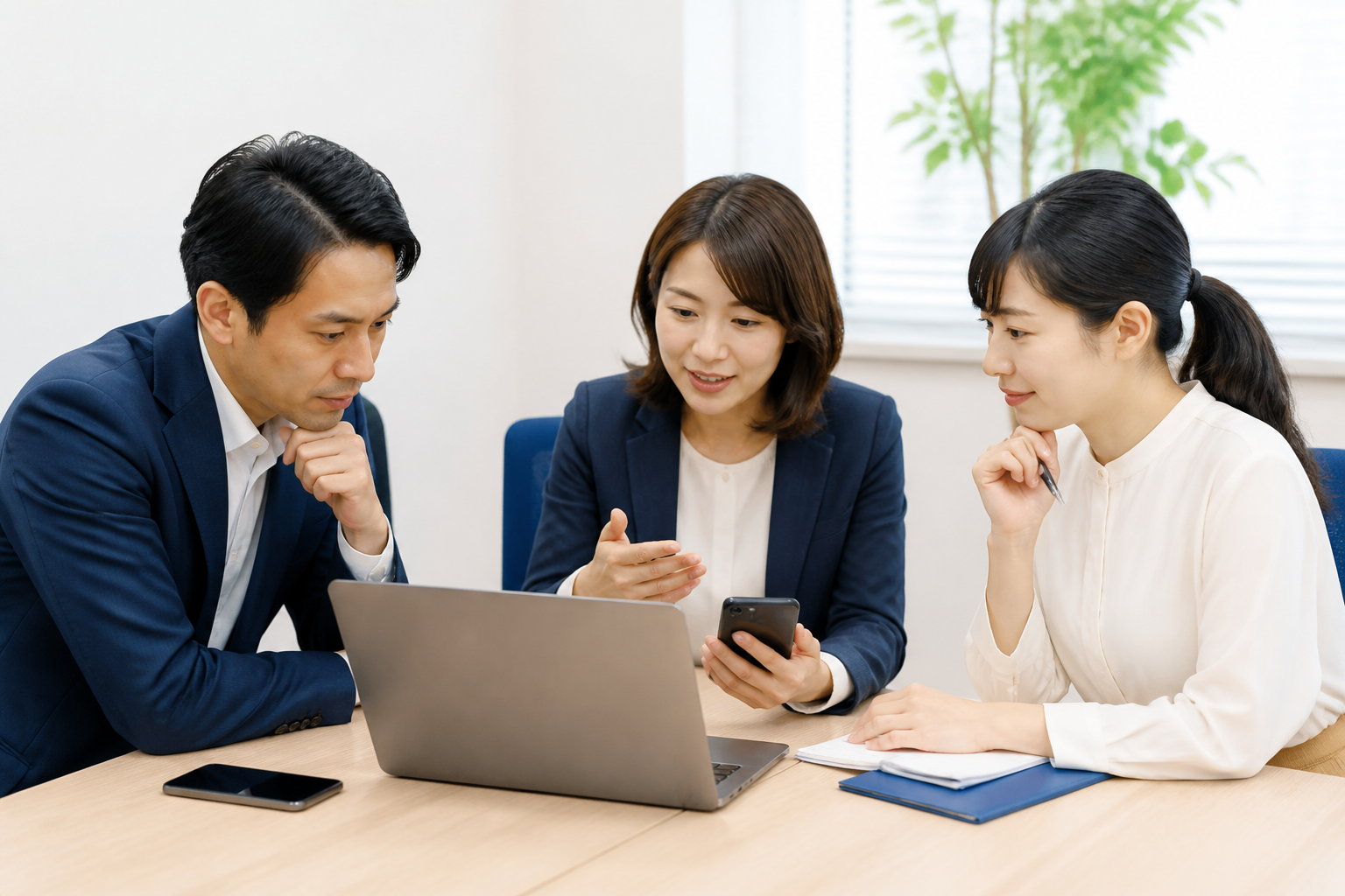 LINE配信の結果を振り返り担当体制を相談する地方議員とスタッフ