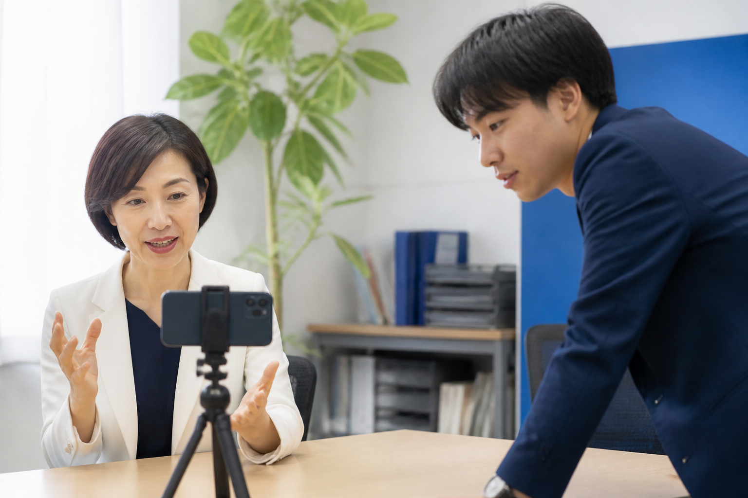 議員事務所でSNS向けの短い解説動画を撮影する様子