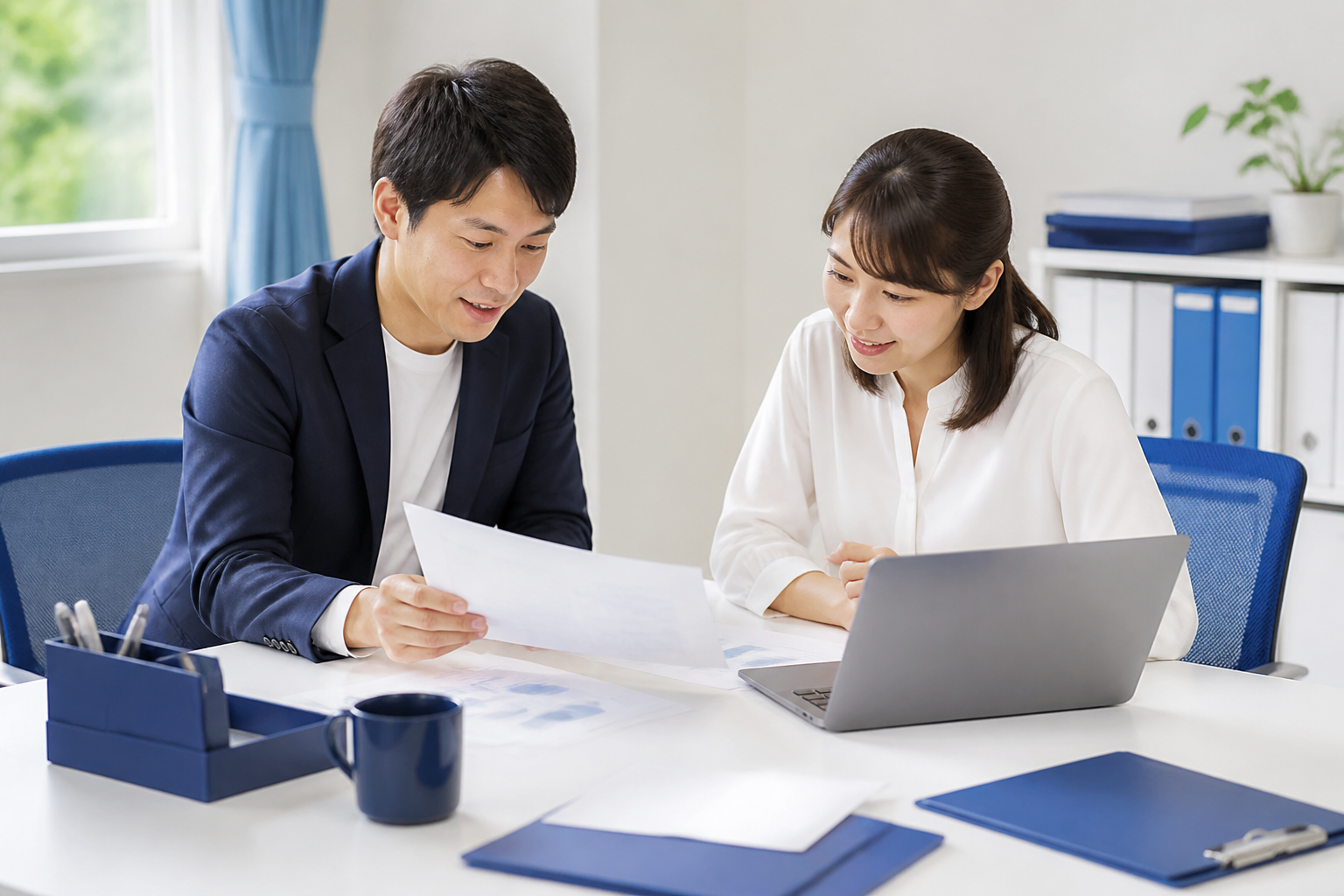 議会用語を日常の言葉に置き換えるために話し合う事務所スタッフ