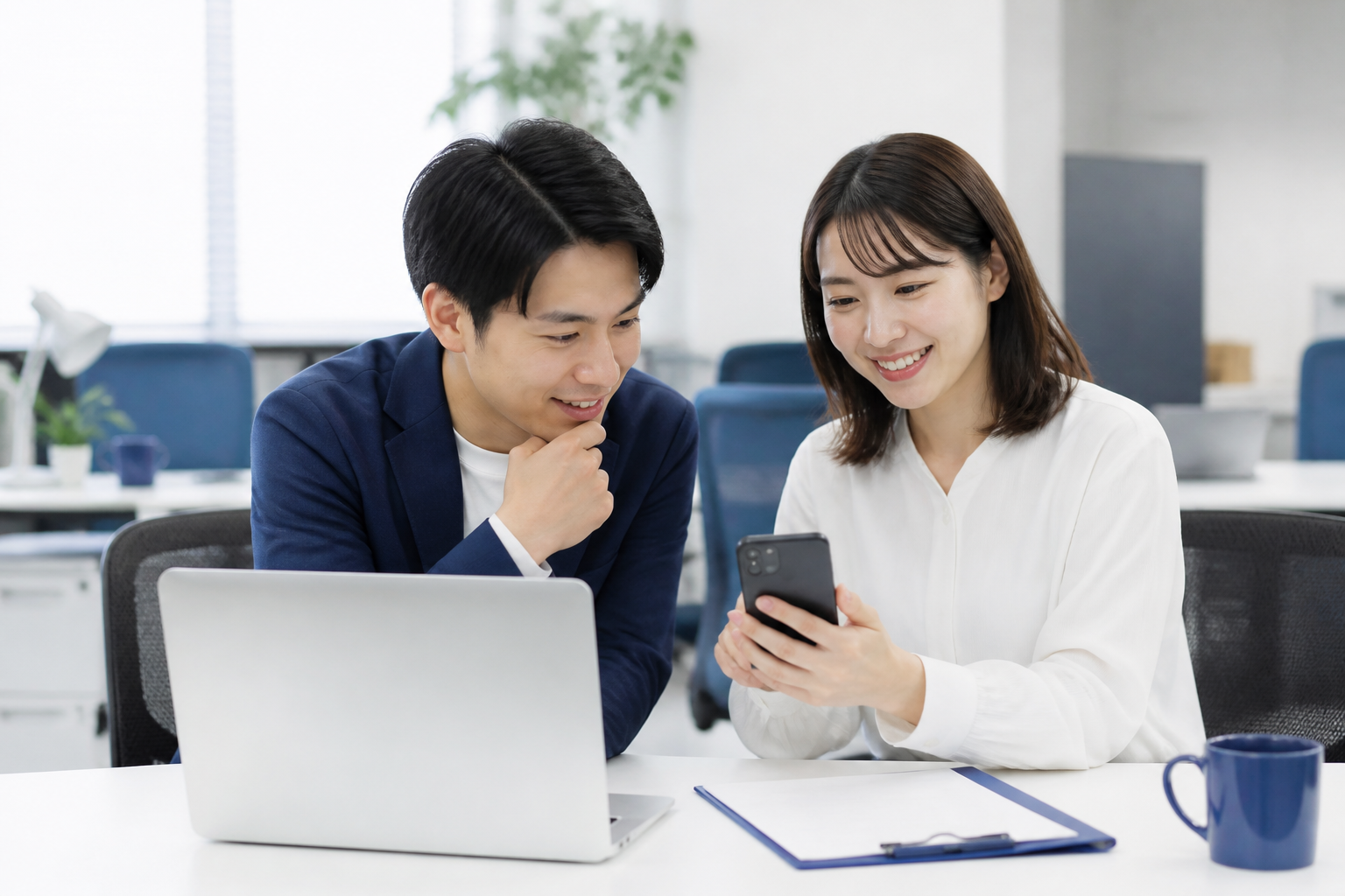 SNS投稿を住民目線で読み直して最終確認する広報スタッフ