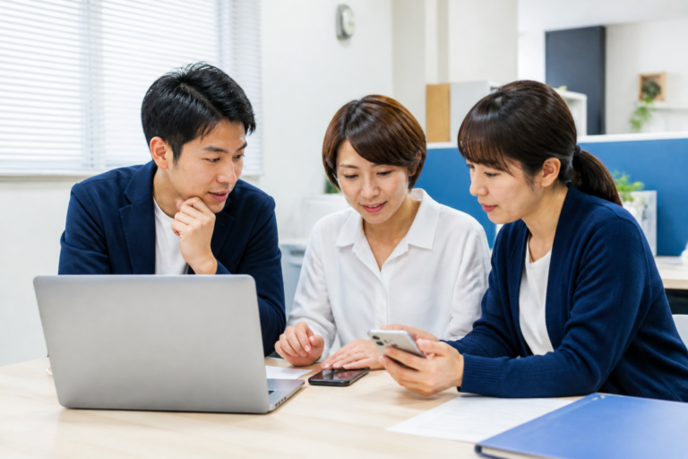 地方議員事務所でSNS投稿の内容を公開前に確認する広報担当者