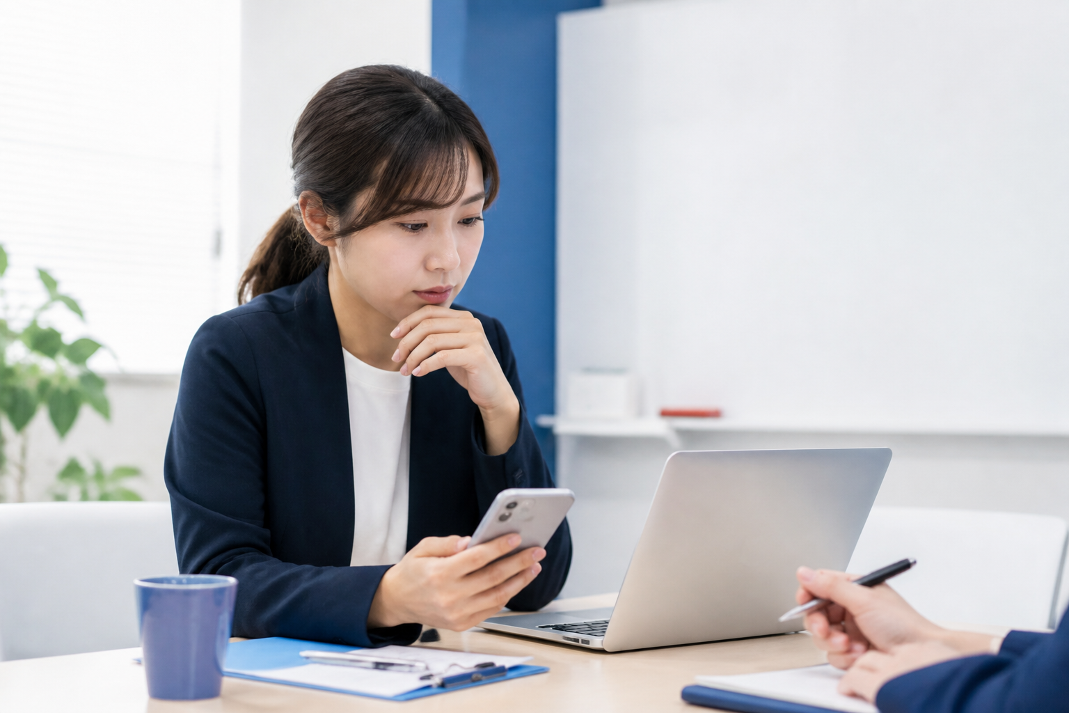 感情的なSNS投稿を公開前に冷静に見直す政治活動の広報担当者