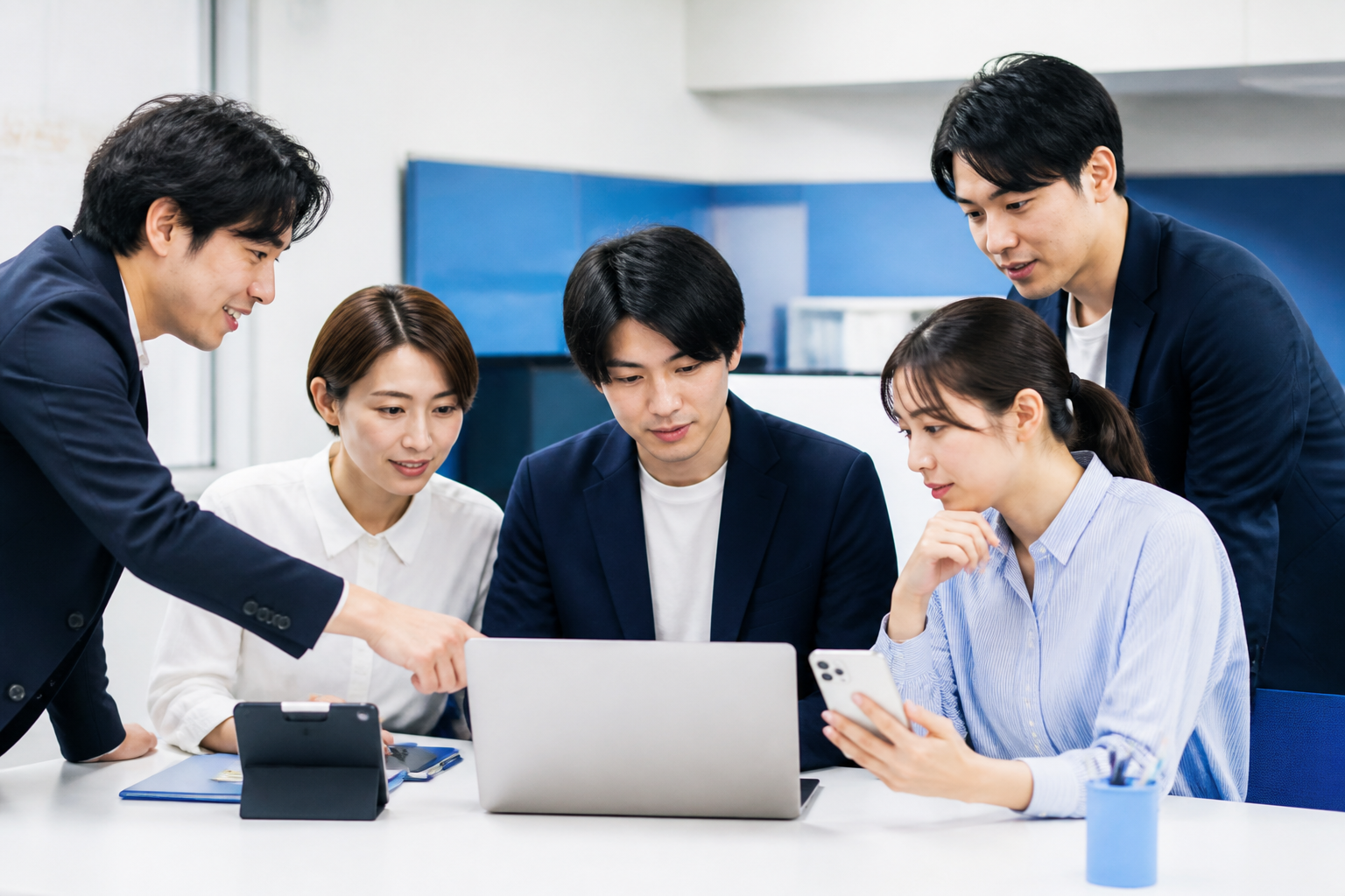 SNS投稿を公開する前に複数人で内容を確認する議員事務所のチーム