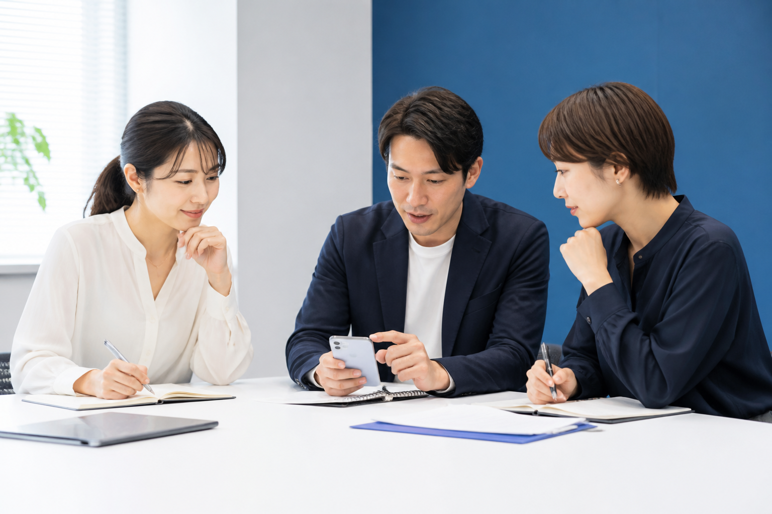 SNS投稿の目的と対象を整理する広報担当者