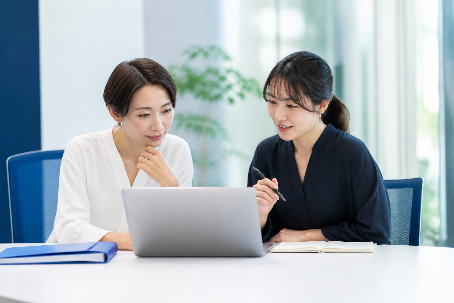住民に分かりやすい表現へ投稿文を修正するスタッフ