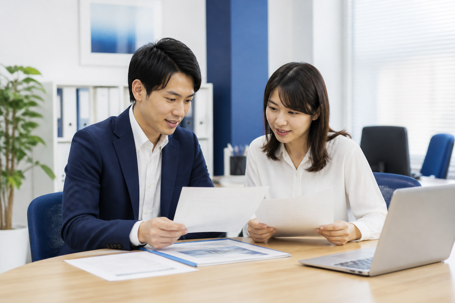 住民に伝わる言葉へSNS原稿を整える地方議員と広報担当者