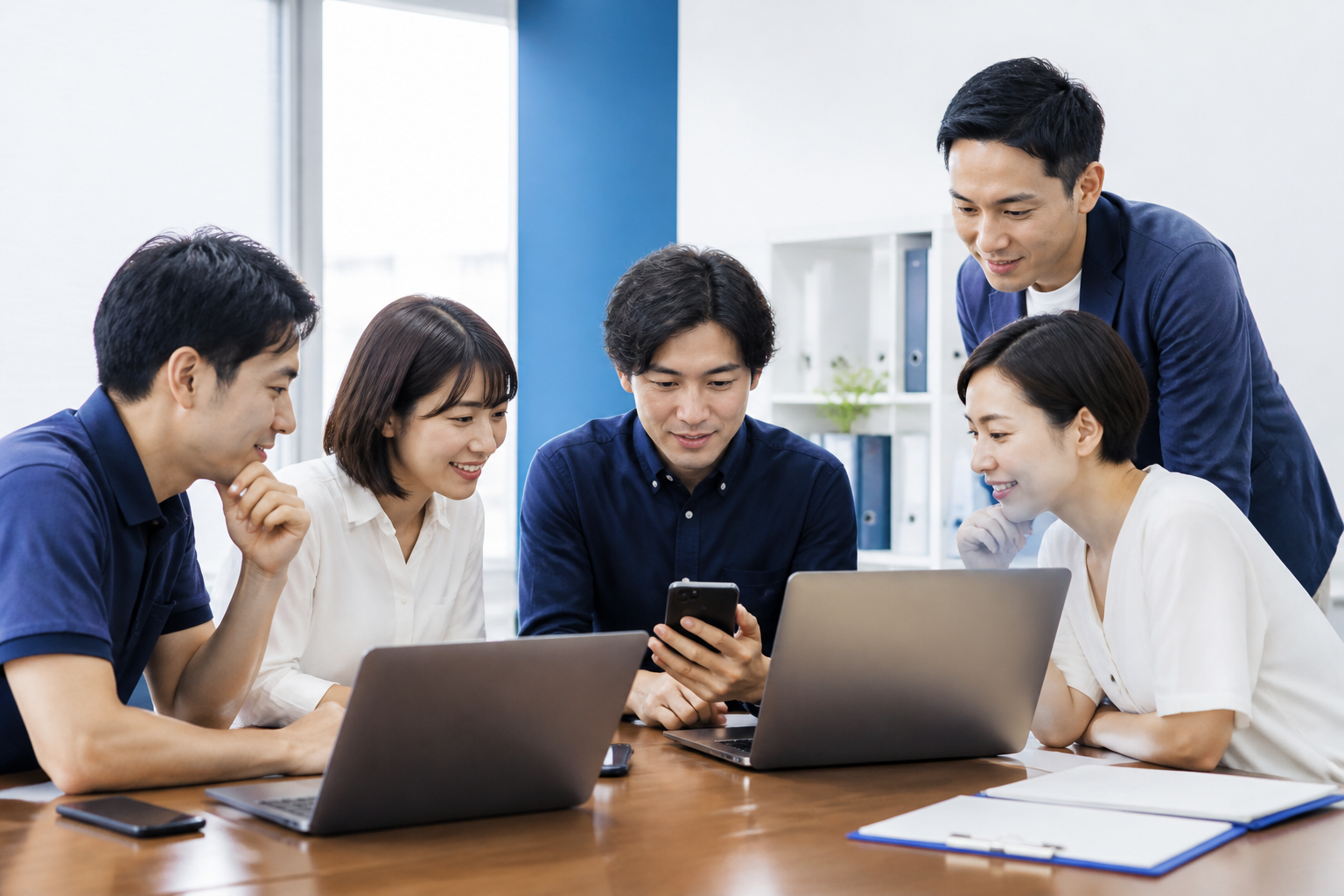 SNS動画を公開する前に複数人で内容を確認する議員事務所スタッフ