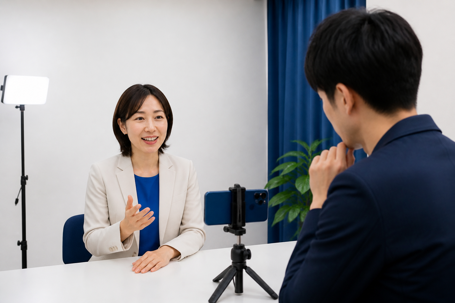 地方議員が事務所で短いSNS動画を撮影する様子