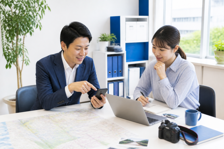 地方議員と事務所スタッフがSNS投稿の内容を相談している様子