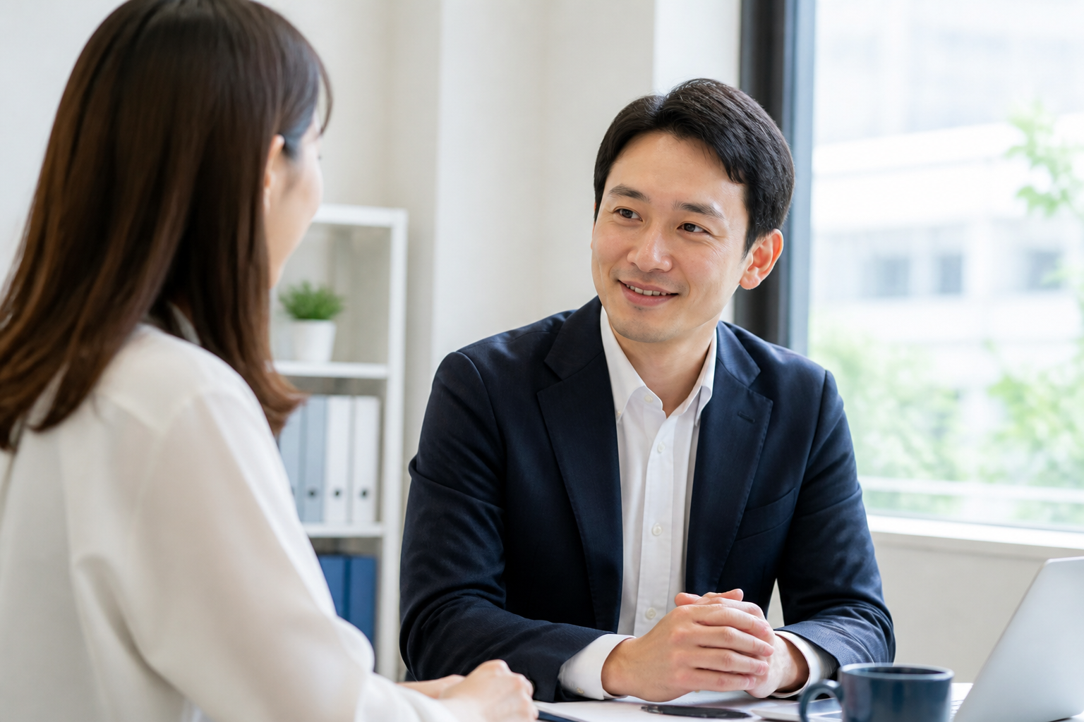 明るい事務所でスタッフと穏やかに対話する地方議員