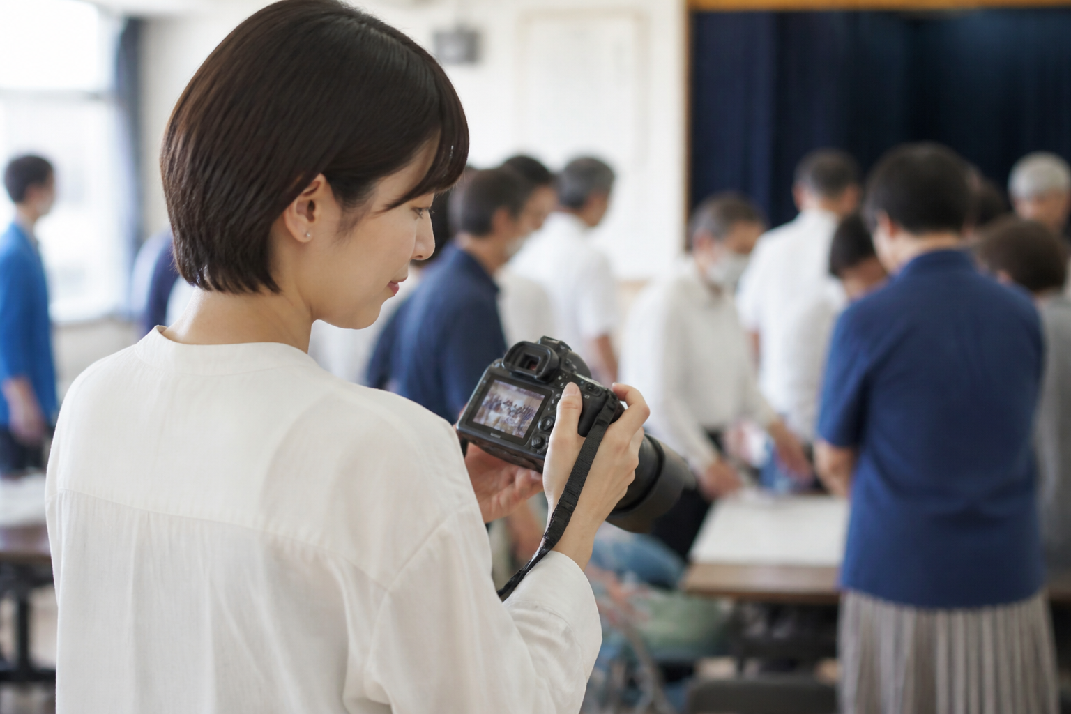 地域活動の写真に個人情報が写っていないか確認するスタッフ