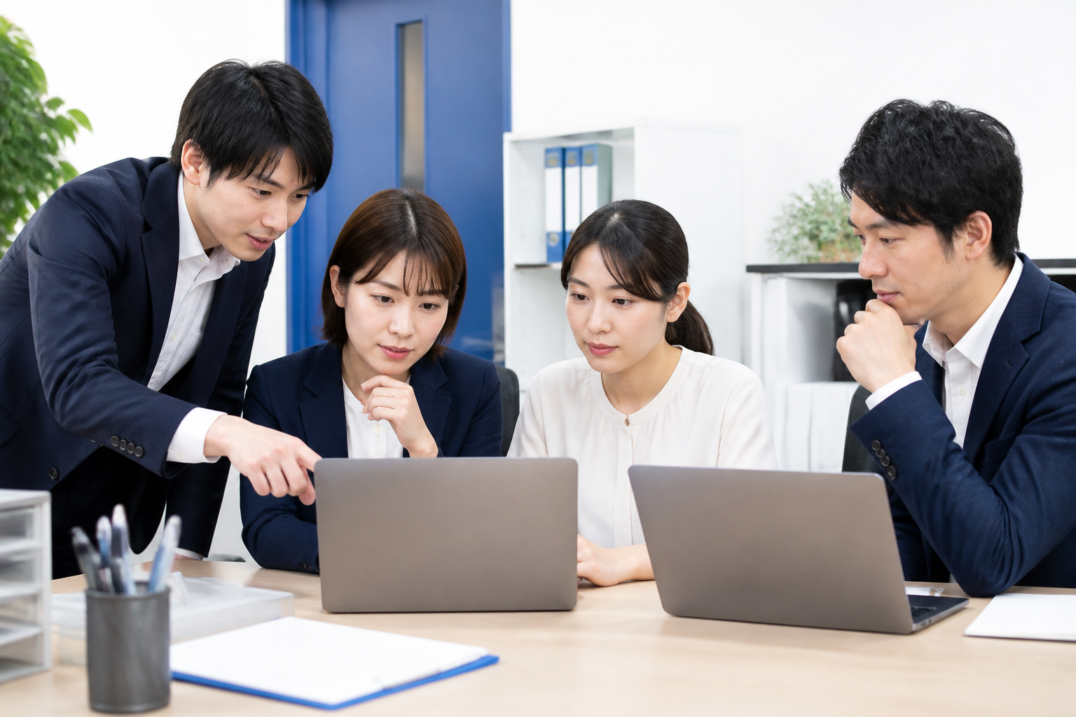 SNS投稿の承認手順とアカウント管理を確認する事務所スタッフ