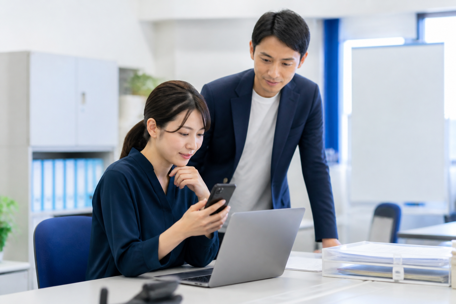 SNSコメント対応とAIによる原稿案を確認する広報スタッフ