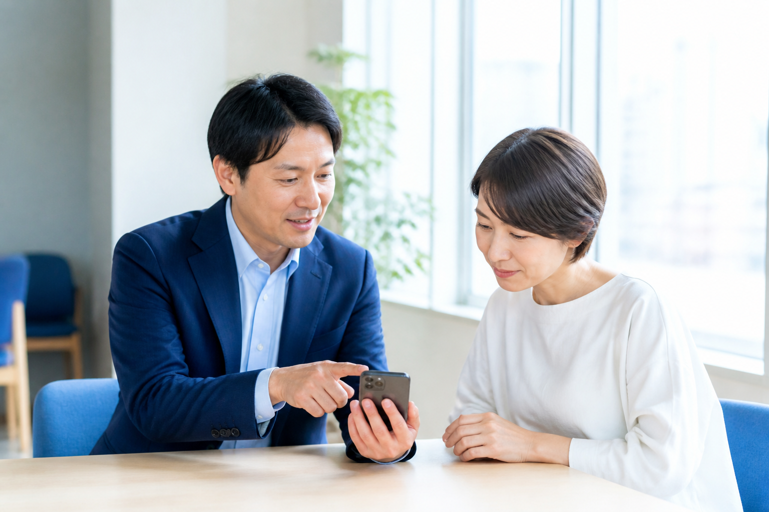 住民と一緒にSNSの情報を確認する地方議員