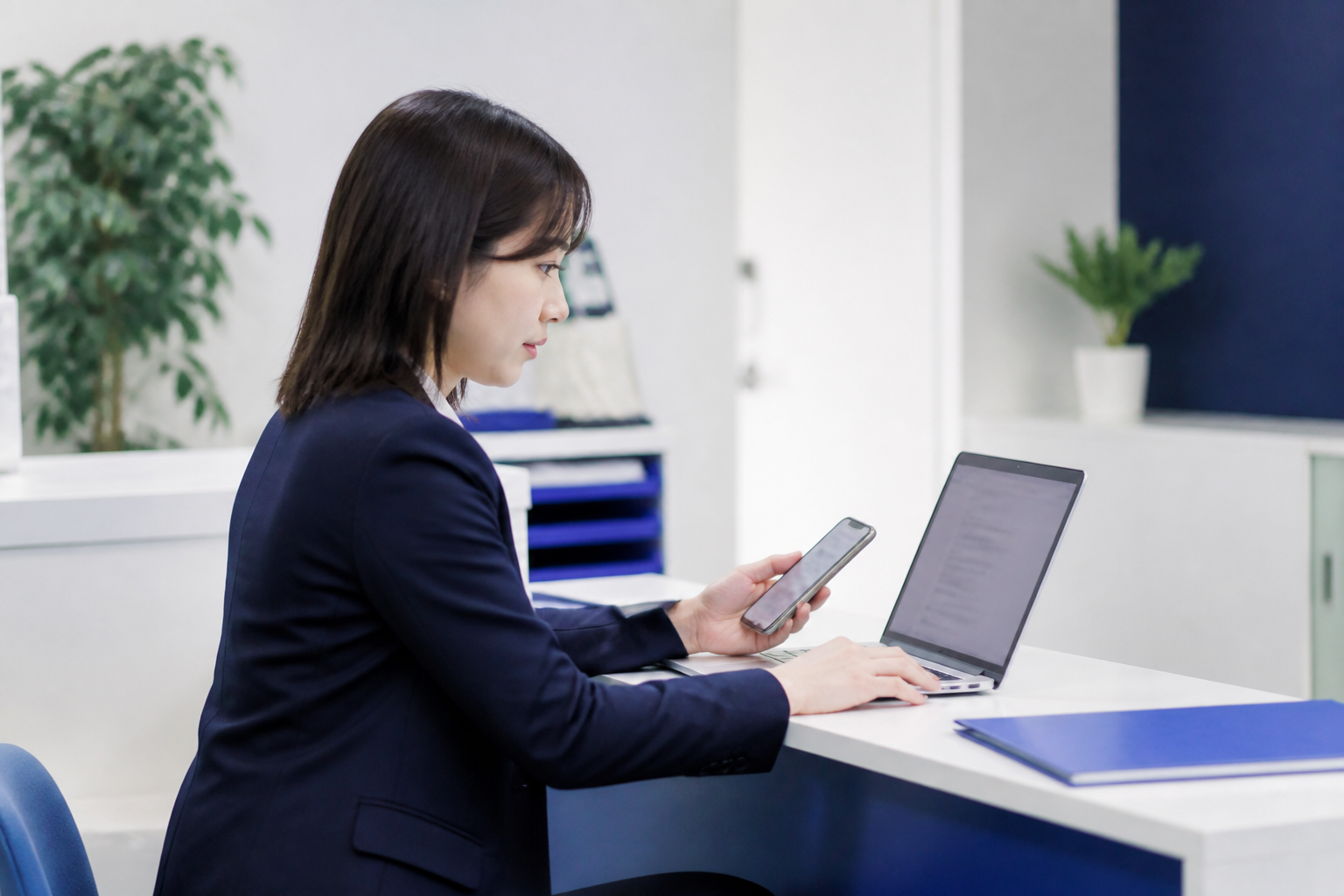 公式サイトと問い合わせ窓口への導線を確認する広報担当者