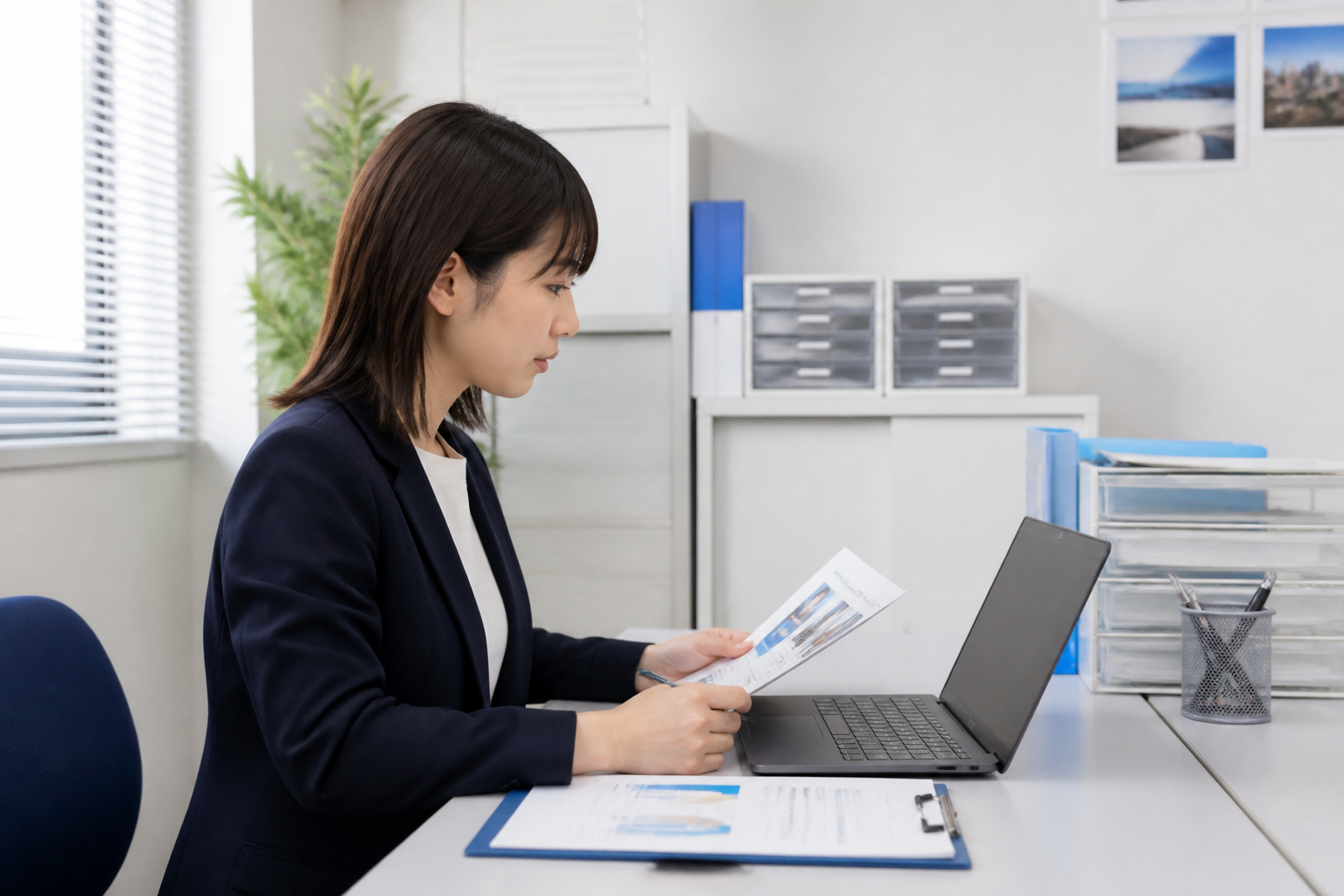 Xの投稿を公開する前に内容と資料を丁寧に確認する広報担当者