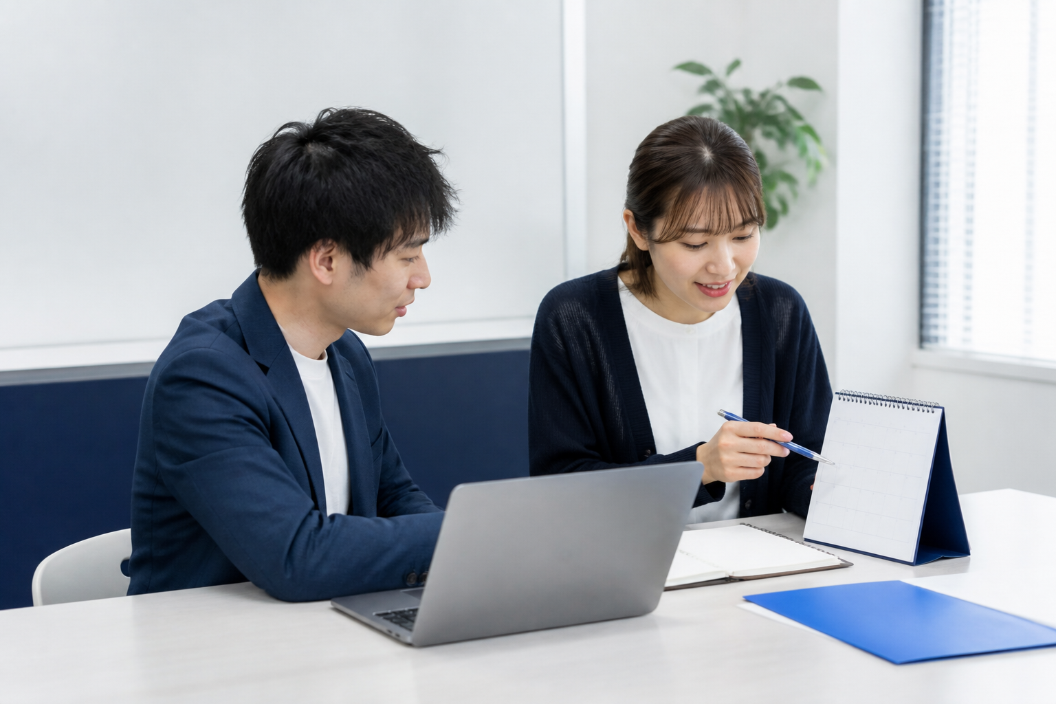 SNSの投稿テーマと更新計画を相談する政治活動スタッフ